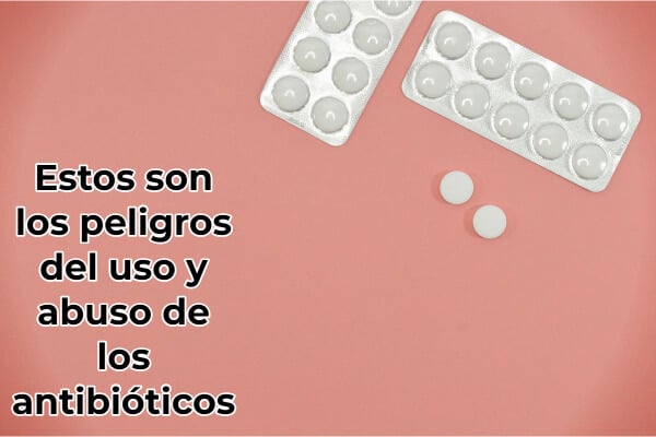 dos-tabletas-de-antibioticos-encima-de-una-mesa-naranja