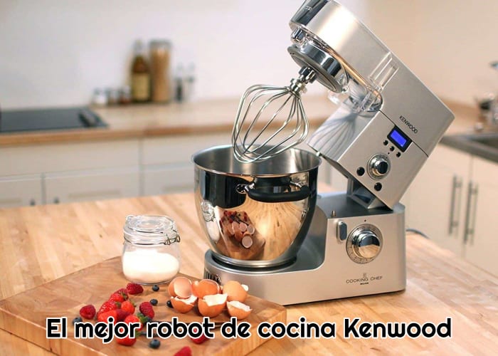 huevos-fresas-y-un-robot-de-cocina-encima-de-una-mesa-de-madera