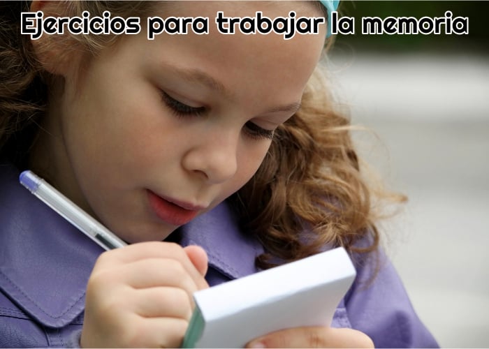nina-apuntando-cosas-en-una-libreta-para-que-no-se-le-olvide