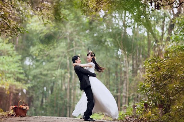 pareja feliz enamorada en el bosque