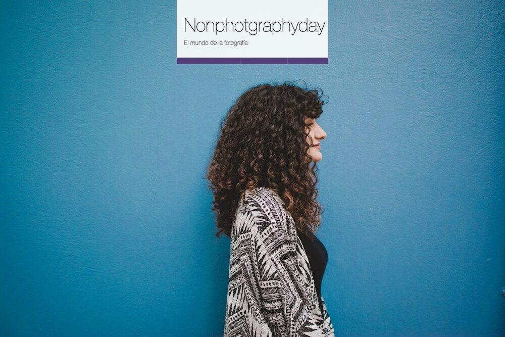 woman standing on focus photography